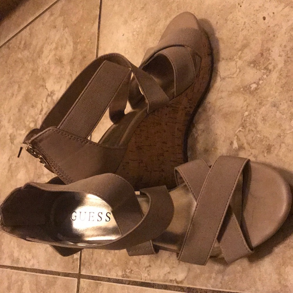 Women 7 guess wedge shoes